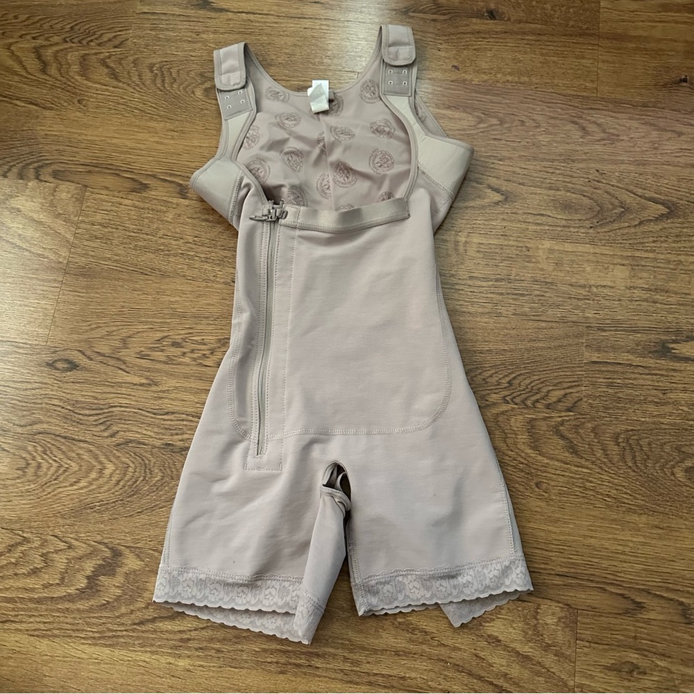 CYSM Colombian Shaper Women's cream romper size XS sleeveless zipper shorts fit
